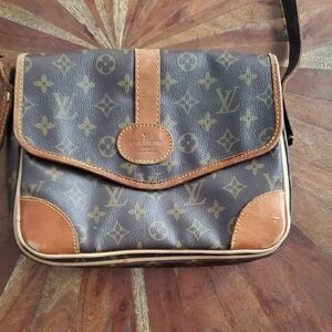 Louis Vuitton Monogram Canvas Shoulder Bag